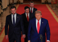 Το «παιχνίδι» Τραμπ με το Ορμούζ: Αγορές, στρατός και μπλόφα προς το Ιράν