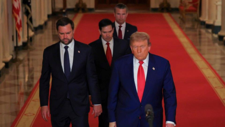 Το «παιχνίδι» Τραμπ με το Ορμούζ: Αγορές, στρατός και μπλόφα προς το Ιράν