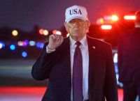 Τραμπ για Χαμενεΐ: «Τον έφαγα πριν με φάει αυτός»