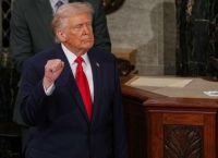 Ο Τραμπ σε ρόλο «αρχιτέκτονα καθεστώτων»: Ζητά άνευ όρων παράδοση του Ιράν και νέα ηγεσία