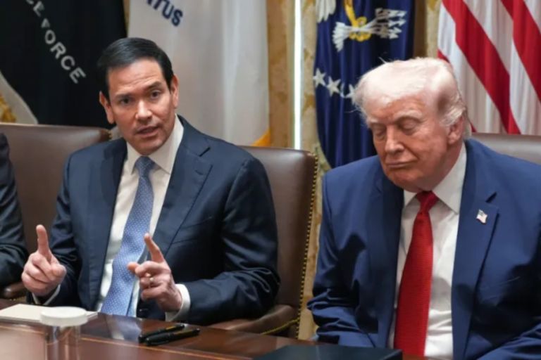 Στενά του Ορμούζ: Πόλεμος, πετρέλαιο και οι 4 στόχοι των ΗΠΑ