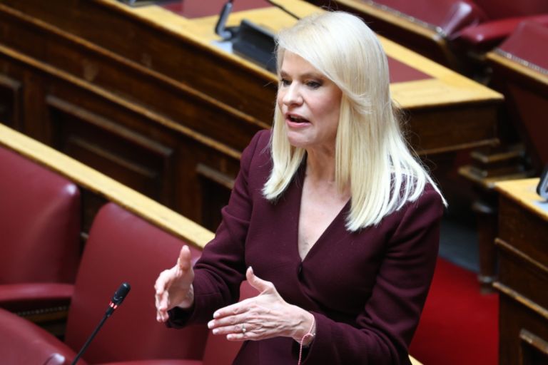 Η Τζάκρη Ανοίγει Πόρτα Επιστροφής στο ΠΑΣΟΚ – Καιρίδης: «Πολιτική Τουρίστρια!»