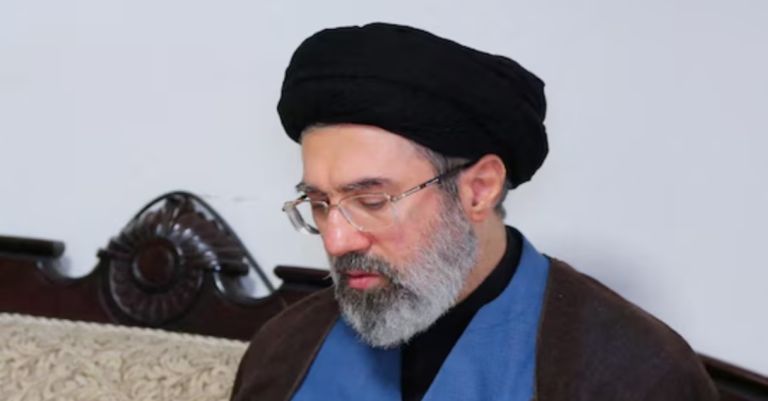 «Ο εχθρός ηττήθηκε»: Η δήλωση του Μοτζταμπά Χαμενεΐ και το βίντεο με την «πρώτη» δημόσια εμφάνιση