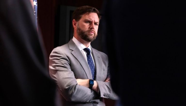 «Σύντομα θα φύγουμε»: Ο Βανς προαναγγέλλει αποχώρηση από το Ιράν και πτώση στις τιμές της βενζίνης