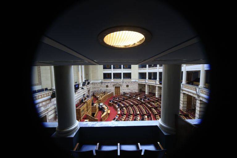 Με πάνω από 200 ψήφους «πέρασε» το νομοσχέδιο για την επιστολική ψήφο των αποδήμων