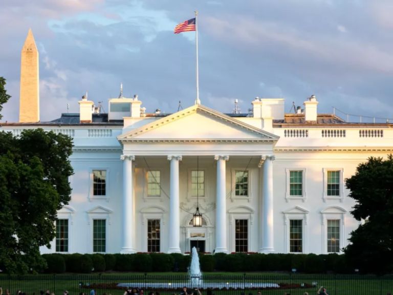 Σύγκρουση Λευκού Οίκου με τα ΜΜΕ: Απειλή για αφαίρεση αδειών λόγω κάλυψης του πολέμου στο Ιράν