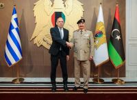 Συνάντηση Γεραπετρίτη με Χαφτάρ: Στο τραπέζι μεταναστευτικό, ΑΟΖ και το νέο άνοιγμα της Ελλάδας στη Λιβύη