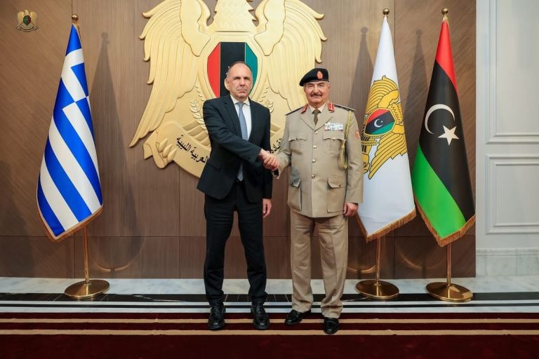 Συνάντηση Γεραπετρίτη με Χαφτάρ: Στο τραπέζι μεταναστευτικό, ΑΟΖ και το νέο άνοιγμα της Ελλάδας στη Λιβύη