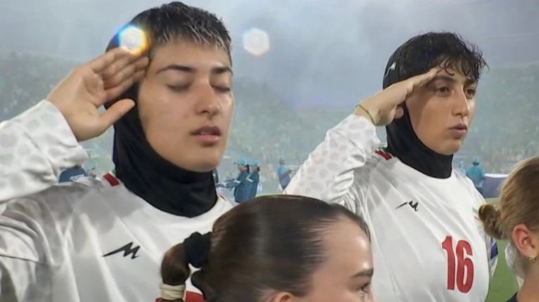 Από τις σκάλες, κάτω από τη μύτη των φρουρών τους,το ‘σκασαν οι Ιρανές ποδοσφαιρίστριες [vid]