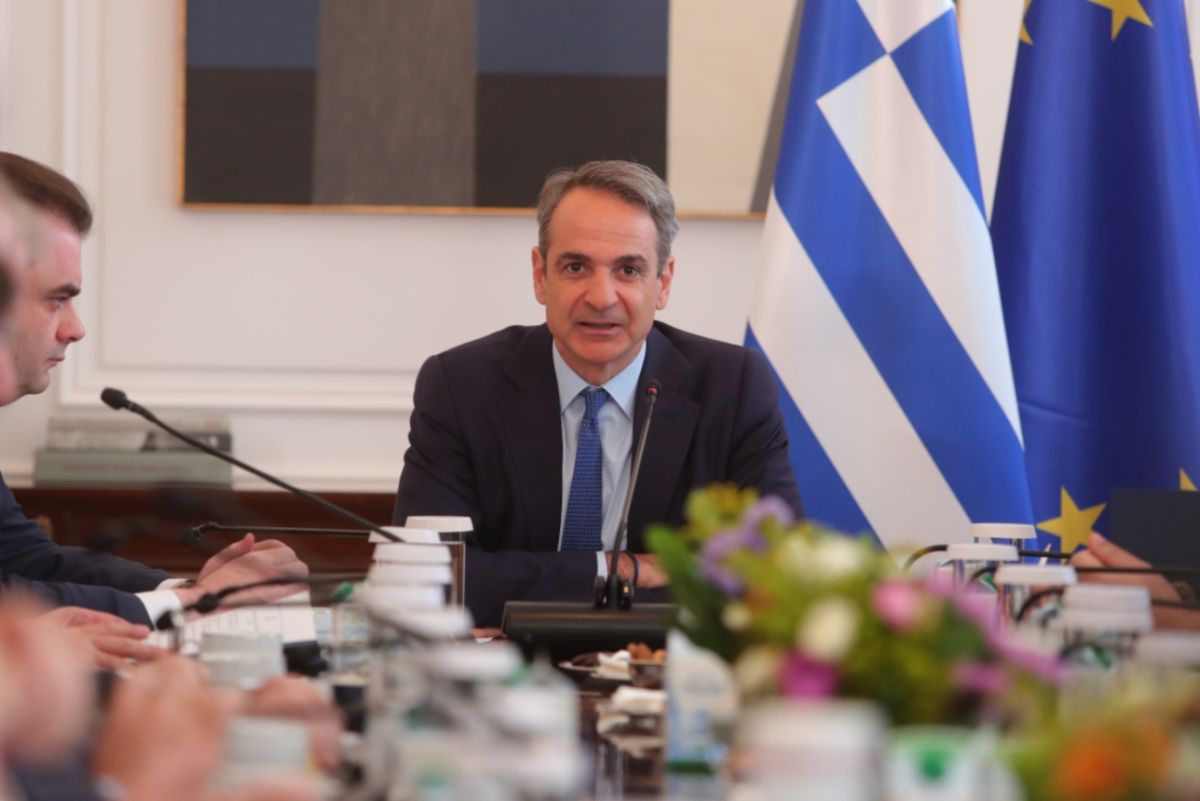 Μητσοτάκης στο υπουργικό: Στα 920 ευρώ ο κατώτατος μισθός – Μηνιαία αύξηση 40 ευρώ από πέρυσι
