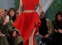 Η φούστα με σκίσιμο κυριαρχεί το 2026 – Η τάση που επαναπροσδιορίζει τη θηλυκότητα