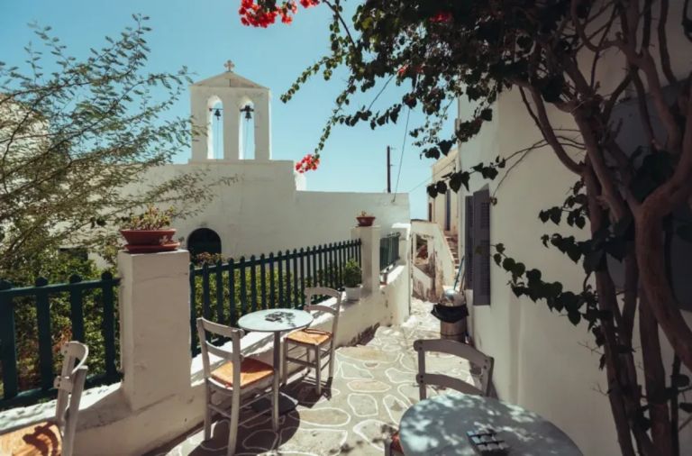 Το αφιέρωμα έκπληξη του Observer στην Αρτζεντιέρα των Κυκλάδων