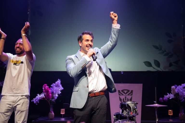 Ο Μάκης που κέρδισε το Eurojackpot συνεχίζει να το γιορτάζει [vid]