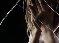 Σοκαριστικά ντοκουμέντα από την άγρια επίθεση με νέφτι και σπρέι πιπεριού στην Κόρινθο – «Έχει πολλή ζημιά»