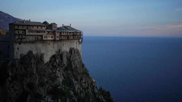 Ω Γλυκύ μου Έαρ: Το Άγιο Όρος στη σιωπή της Μεγάλης Παρασκευής