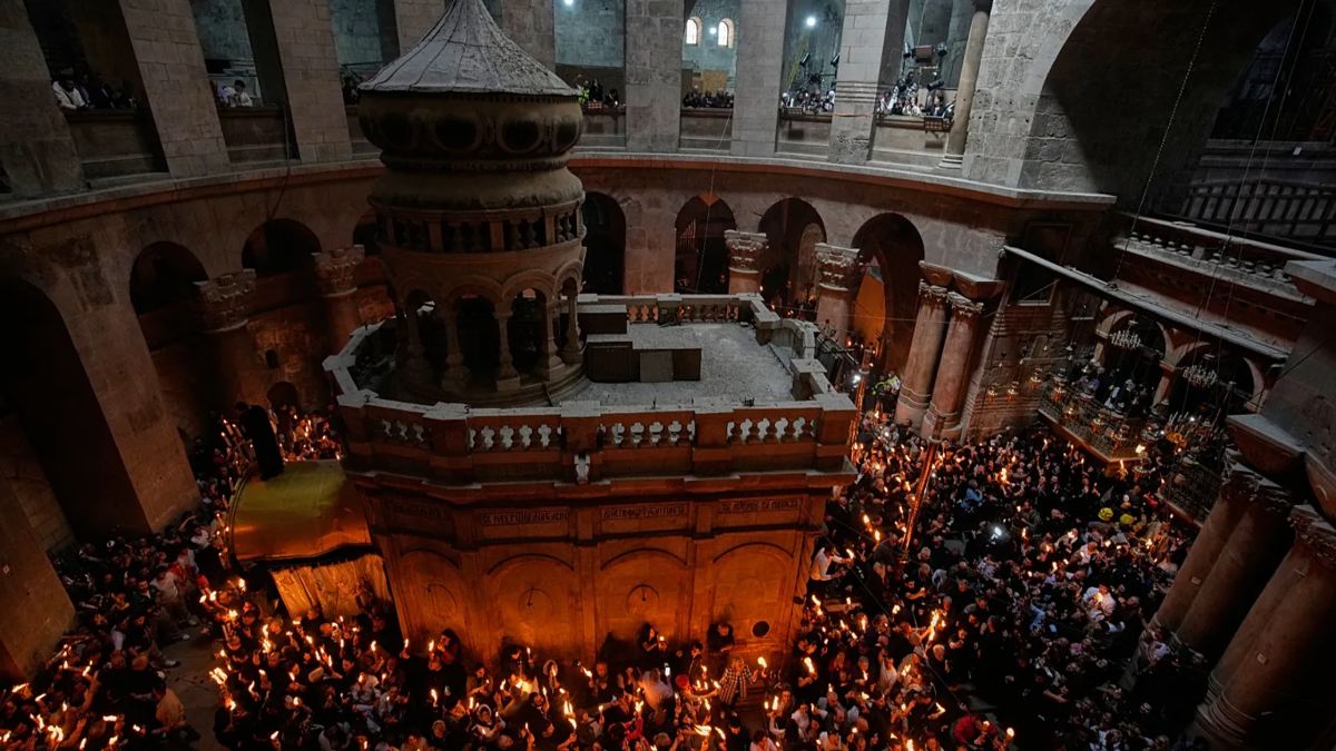 «Δεύτε λάβετε φως»: Συγκίνηση και κατάνυξη στα Ιεροσόλυμα κατά την τελετή Αφής του Αγίου Φωτός