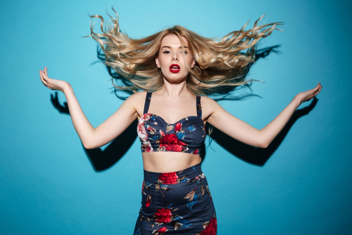 Πρωινό ή βραδινό λούσιμο; Πότε ωφελούνται πραγματικά τα μαλλιά σας