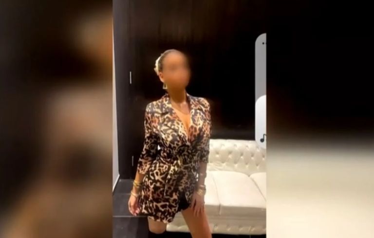 Η στιγμή που ο αρσιβαρίστας κουβαλάει λιπόθυμη τη 19χρονη Μυρτώ στο Αργοστόλι [vid]