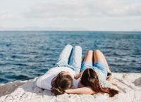 Θεωρία Απριλίου: Γιατί κάποιες σχέσεις τελειώνουν την άνοιξη