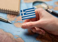 Ελληνική Οικονομία: Η πολεμική ανάφλεξη ψαλιδίζει την ανάπτυξη στο 2% & φουσκώνει τον πληθωρισμό πάνω από 3%