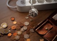 «Πάγωμα» σταθερών τιμολογίων ρεύματος, επιδοτήσεις και πλαφόν στα υγρά καύσιμα: Ασπίδα στην ενεργειακή κρίση