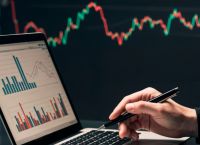 Ράλι ανακούφισης στις αγορές μετά την εκεχειρία: Μετοχές πάνω, πετρέλαιο κάτω, αλλά οι άμυνες μένουν