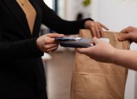 Ακρίβεια χωρίς φρένο: Στα 1,5 δισ. ευρώ ο πασχαλινός τζίρος με λιγότερα προϊόντα