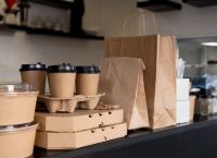 Πόλεμος στο Ιράν Εκτοξεύει Τιμές Πλαστικού – Εταιρείες Στρέφονται Μαζικά σε Οικολογικές Χάρτινες Συσκευασίες