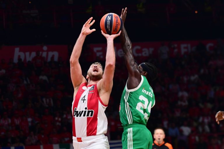 Ναν για Βεζένκοβ: «Τρομερή βοήθεια από την ομάδα του – Παίζει χωρίς πίεση»