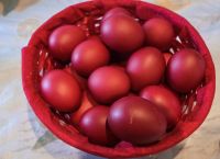 Μεγάλη Πέμπτη: Γιατί βάφουμε κόκκινα αυγά;