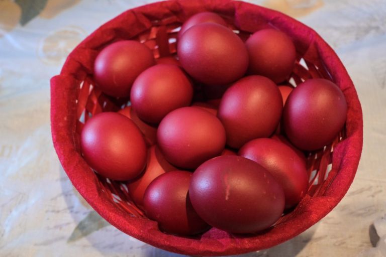Μεγάλη Πέμπτη: Γιατί βάφουμε κόκκινα αυγά;