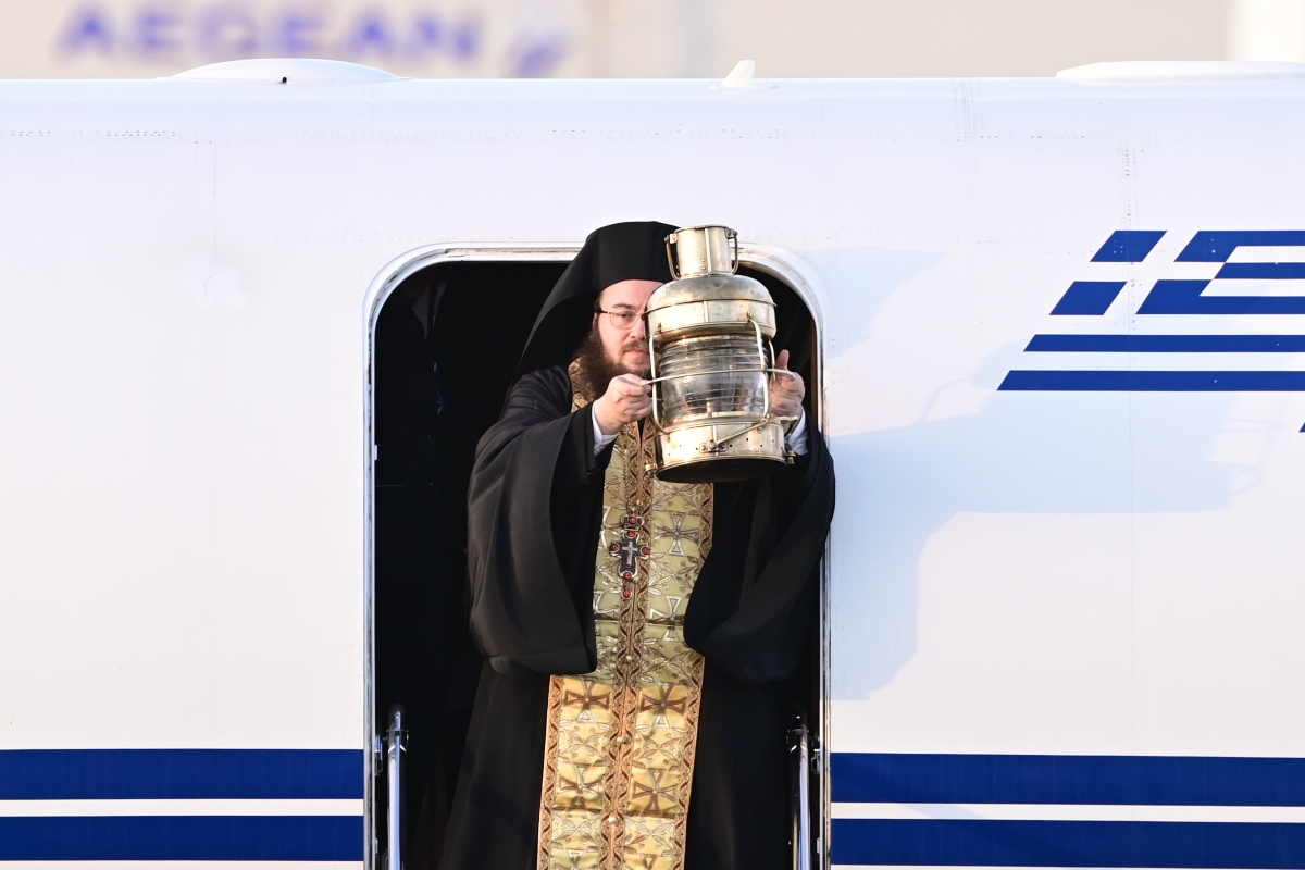 Άγιο Φως: Από τα Ιεροσόλυμα στις γειτονιές – Πίστη, συγκίνηση και πολιτικές σκιές