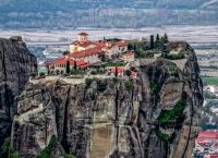 Μετέωρα: Γυναίκα έπεσε από τα βράχια μοναστηριού και σκοτώθηκε