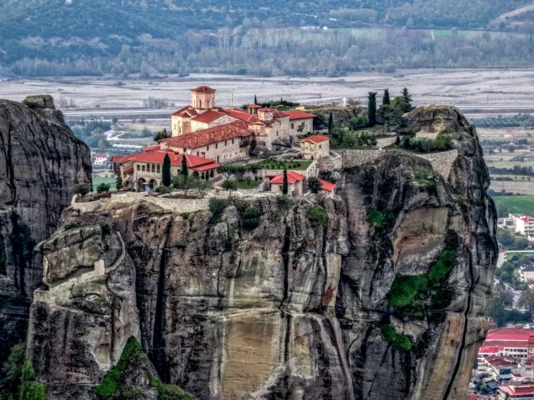 Μετέωρα: Γυναίκα έπεσε από τα βράχια μοναστηριού και σκοτώθηκε