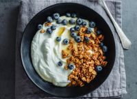 NYT: Πόσο υγιεινό είναι πραγματικά το ελληνικό γιαούρτι και γιατί θεωρείται superfood