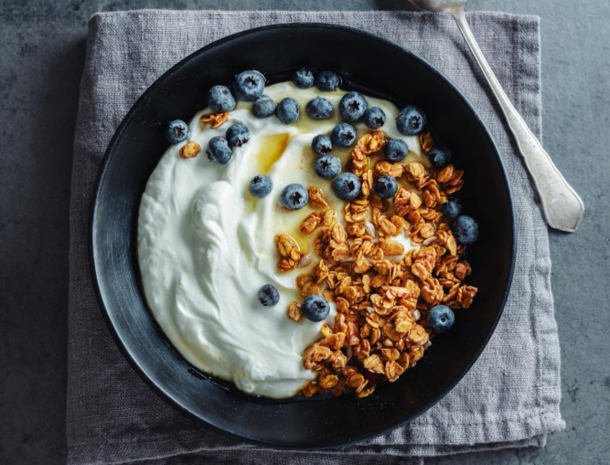 NYT: Πόσο υγιεινό είναι πραγματικά το ελληνικό γιαούρτι και γιατί θεωρείται superfood