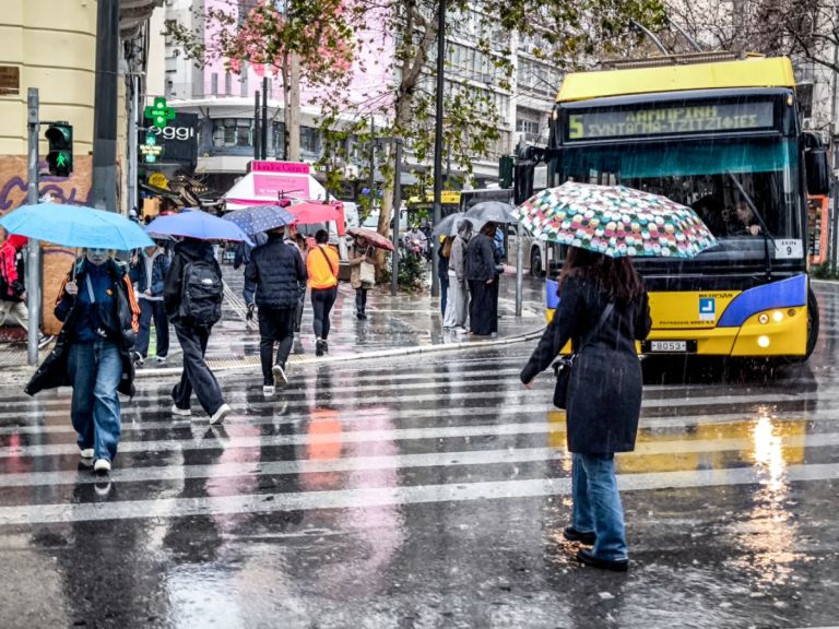 Καιρός [1/4/26]: Κακοκαιρία «Erminio»: Σφοδρή επέλαση με καταιγίδες,θυελλώδεις ανέμους–Red Code σε 7 περιοχές