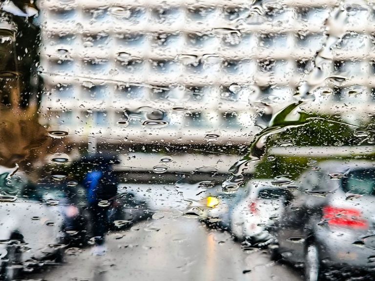 Καιρός: Άστατο σκηνικό με λασποβροχές – Υποχωρεί η αφρικανική σκόνη από την Παρασκευή