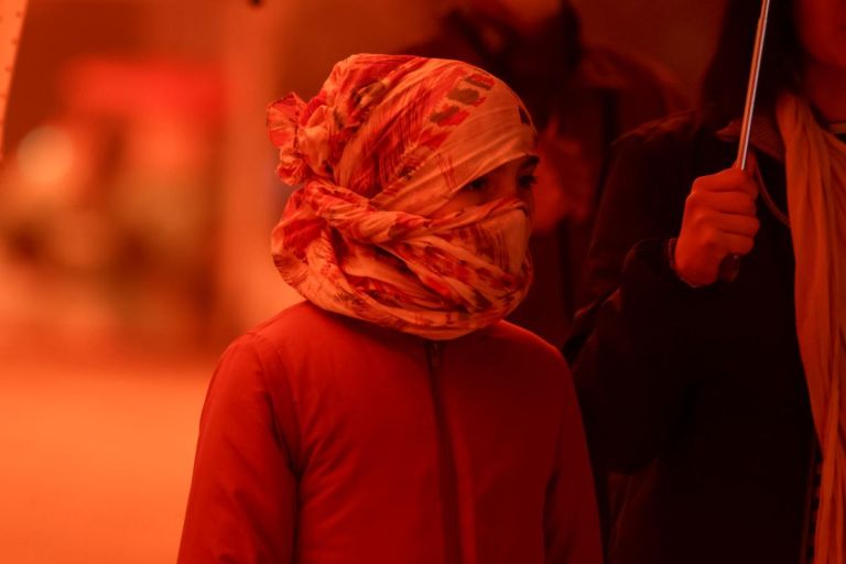 Καιρός: Λασποβροχές, αφρικανική σκόνη και ισχυροί νοτιάδες στην επιστροφή