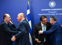 Αλλαγή σκυτάλης στο ΥΠΑΑΤ: Ο Σχοινάς θέτει ως προτεραιότητα την αναδιάταξη του πρωτογενούς τομέα
