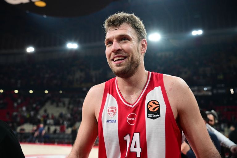 Ολυμπιακός – Ρεάλ: Οι 50 πόντοι του Ντόρσεϊ, τα High Pick and Roll πάνω στον Ταβάρες και ο σταθερός Βεζένκοβ