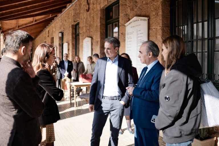 Στο Γηροκομείο Αθηνών ο Μητσοτάκης: Στόχος μας είναι να φιλοξενεί μελλοντικά 500 άτομα