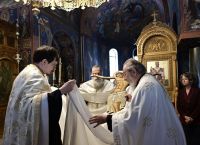 Κατάνυξη στις Ακολουθίες της Αποκαθήλωσης σε μοναστήρια και ναούς- Έγιναν οι πρώτες περιφορές Επιταφίων