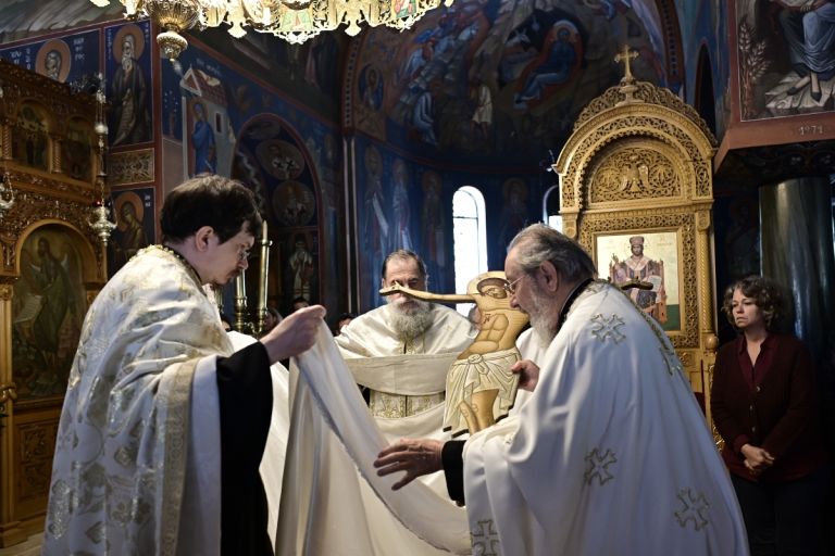 Κατάνυξη στις Ακολουθίες της Αποκαθήλωσης σε μοναστήρια και ναούς- Έγιναν οι πρώτες περιφορές Επιταφίων
