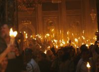 Συγκίνηση στα Ιεροσόλυμα: Ολοκληρώθηκε η τελετή Αφής του Αγίου Φωτός – Τι ώρα θα φτάσει Ελλάδα