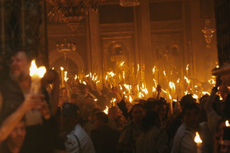 Συγκίνηση στα Ιεροσόλυμα: Ολοκληρώθηκε η τελετή Αφής του Αγίου Φωτός – Τι ώρα θα φτάσει Ελλάδα