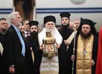 Άγιο Φως: Έφθασε στην Αθήνα από την Ιερουσαλήμ – Με τιμές αρχηγού κράτους η υποδοχή του