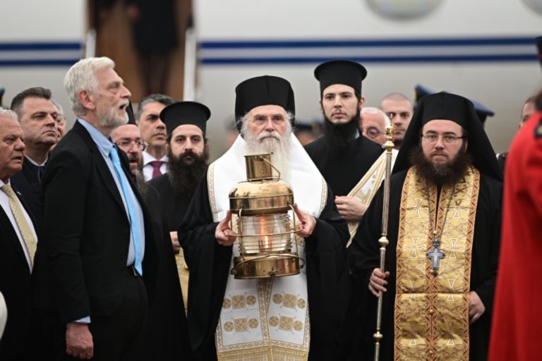 Άγιο Φως: Έφθασε στην Αθήνα από την Ιερουσαλήμ – Με τιμές αρχηγού κράτους η υποδοχή του