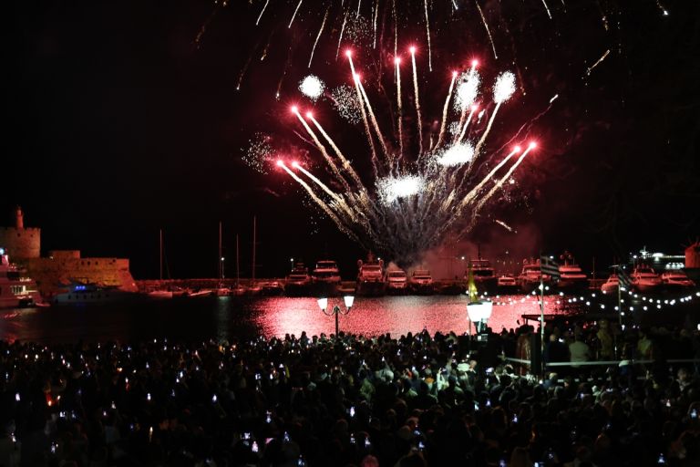 Χριστός Ανέστη: Το χαρμόσυνο μήνυμα της Ανάστασης ήχησε σε όλη τη χώρα