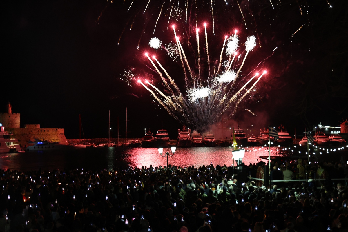 Χριστός Ανέστη: Το χαρμόσυνο μήνυμα της Ανάστασης ήχησε σε όλη τη χώρα
